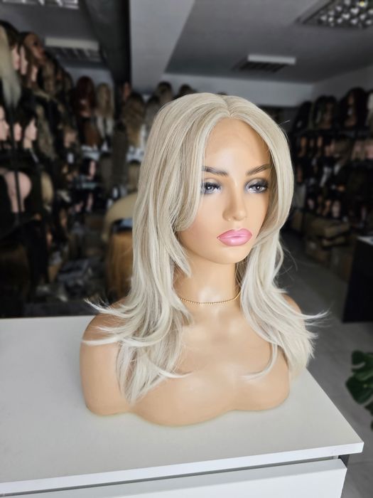 Peruka Premium Kim średnia mix jasny słowiański blond  naturalny efekt