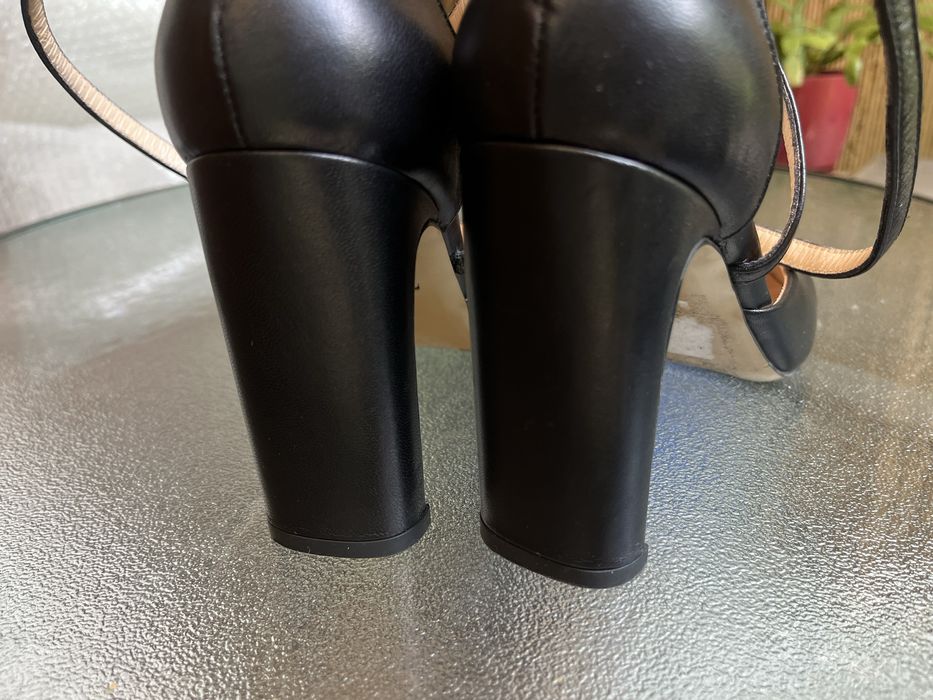 Чорні каблуки 37 шкіра стан ідеальний