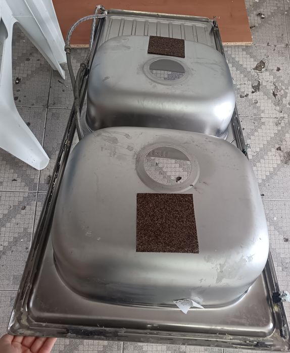 Pia de cozinha com duas pias e torneira