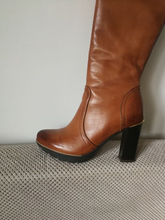 Długie seksowne karmelowe skórzane buty ze złotymi dodatkami Kazar