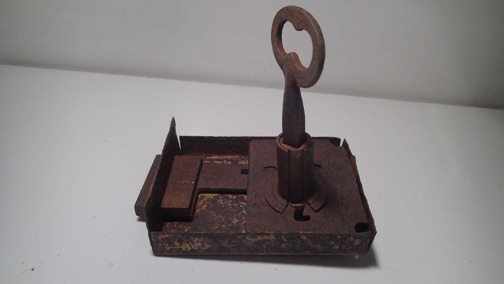 Fechadura antiga em ferro com chave