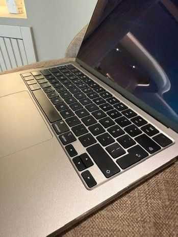 MacBook Air Apple M2 com capa transparente