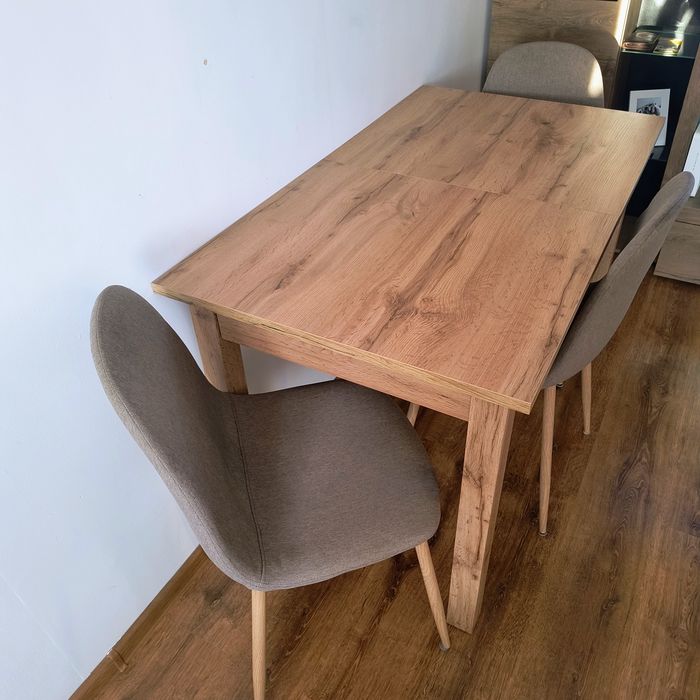 Stół plus 3 krzesła.