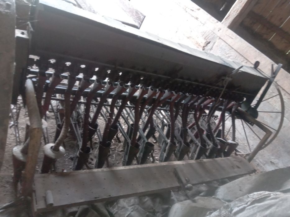 Siewnik konny przerobiony na traktor