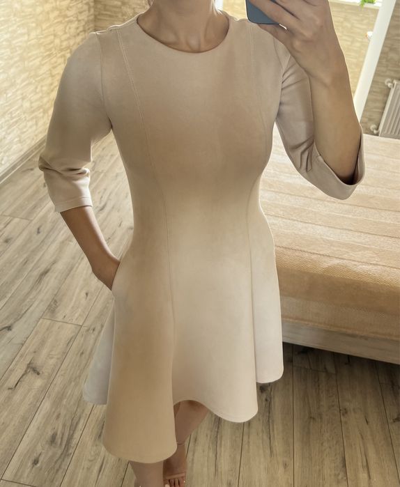Коротка світла бежева замшева святкова міні сукня плаття
