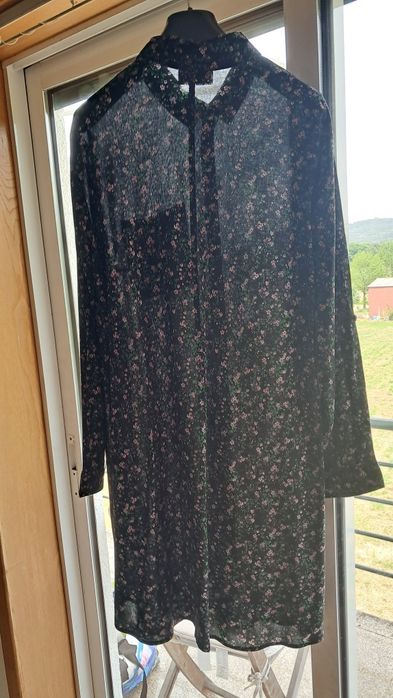 Vestido preto pelo joelho