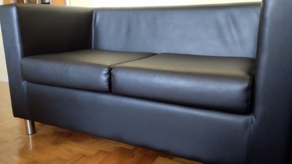 Sofá preto 2 lugares