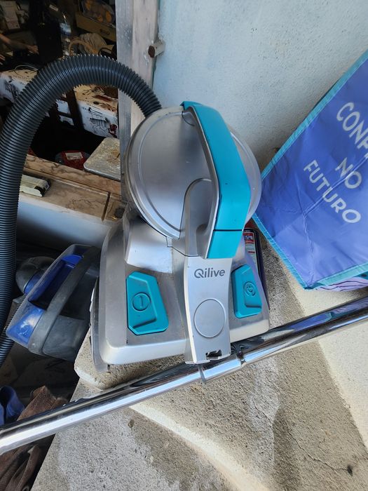 Aspirador com tubo extensível e cabo eléctrico de enrolamento automati