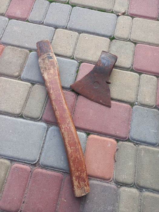 Топоры -  разные.