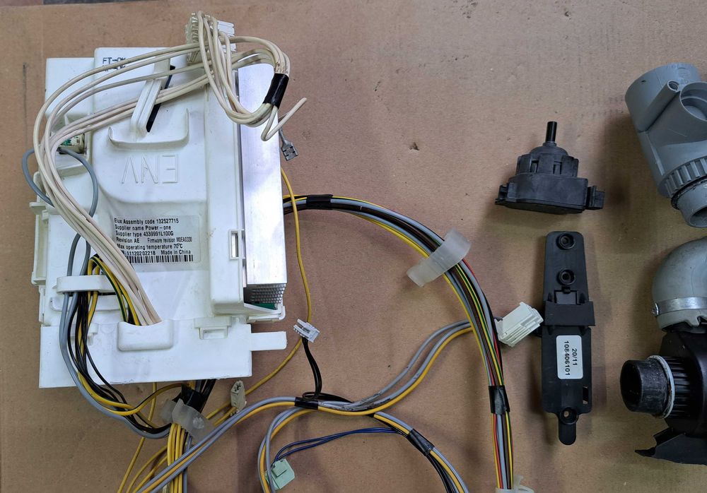 Silnik pralki Electrolux EWT 136540 W (części)