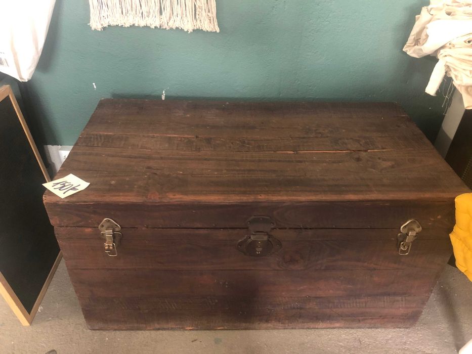 VÁRIOS ARTIGOS .Estante em ferro e madeira , Baú  em madeira ...