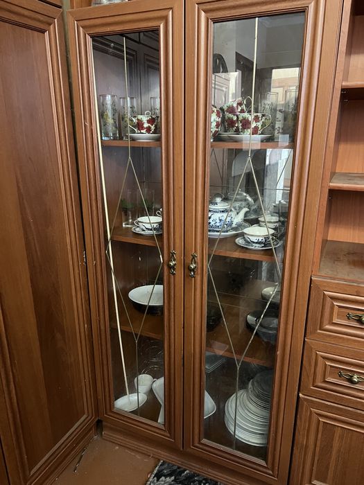 Стінка, сервант.