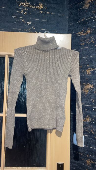 Golf brokatowy z wycięciami