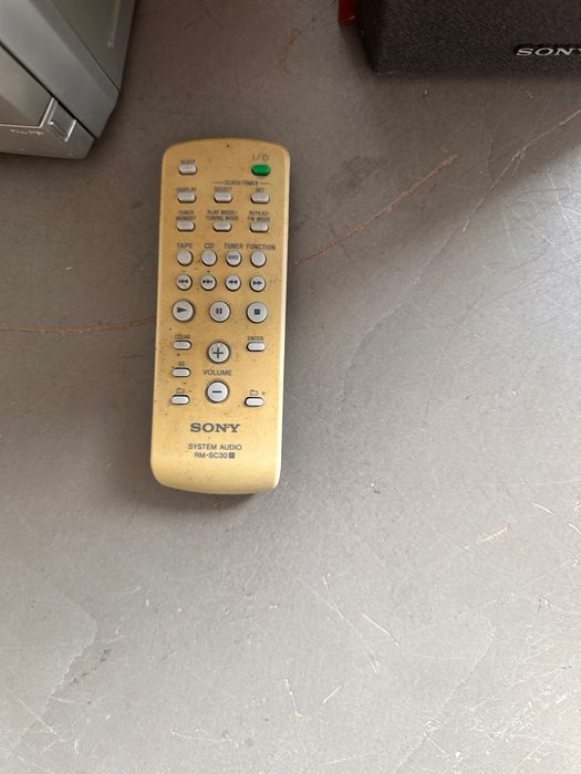 Rádio e 2 Colunas Sony em bom estado