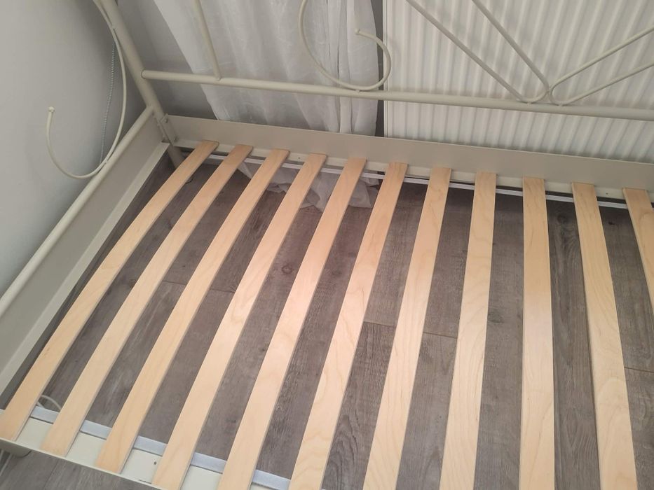 Łóżko metalowe jysk z materacem leżanka