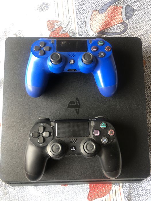 PlayStation 4 1 TB  + 2 comandos + god of war, last of us e fifa 21
