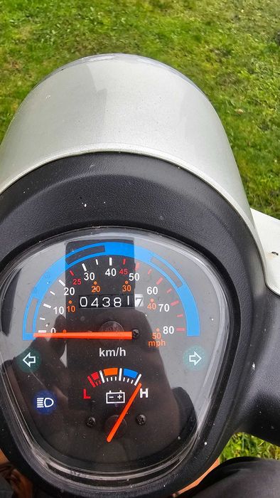 Skuter elektryczny trójkolowy