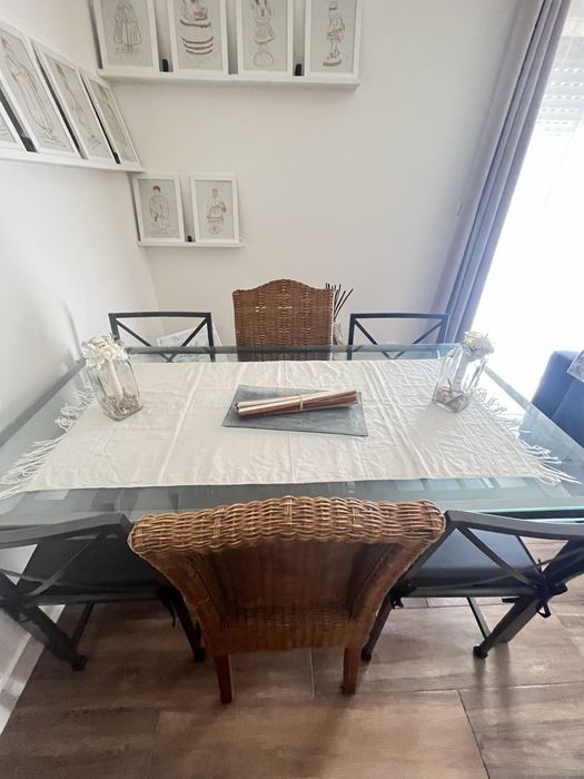 Mesa de ferro e vidro com 4 cadeiras de ferro
