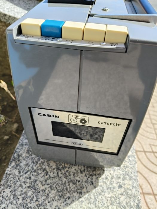leitor de cassetes e outro