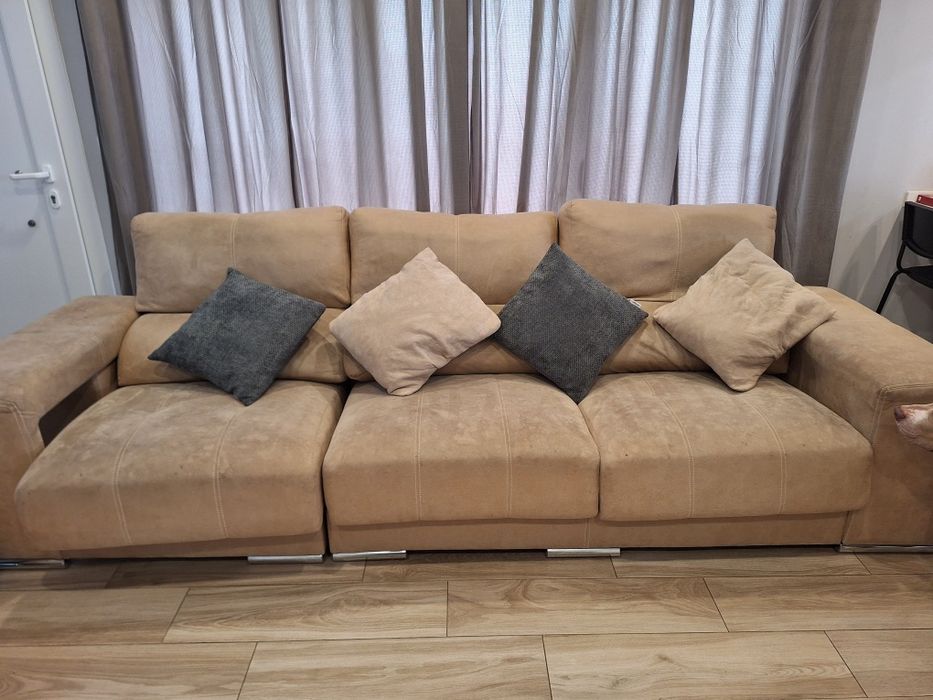 SOFÁ . Assentos Deslizantes. 2 Puffs Laterais.