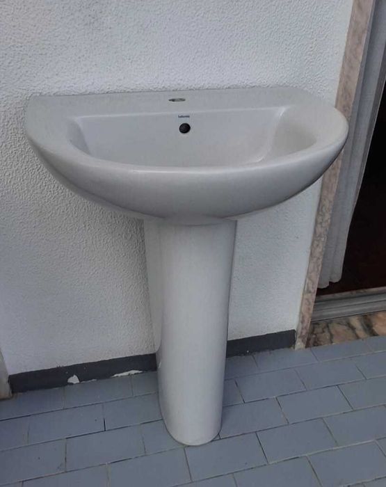 2 Lavatórios com coluna