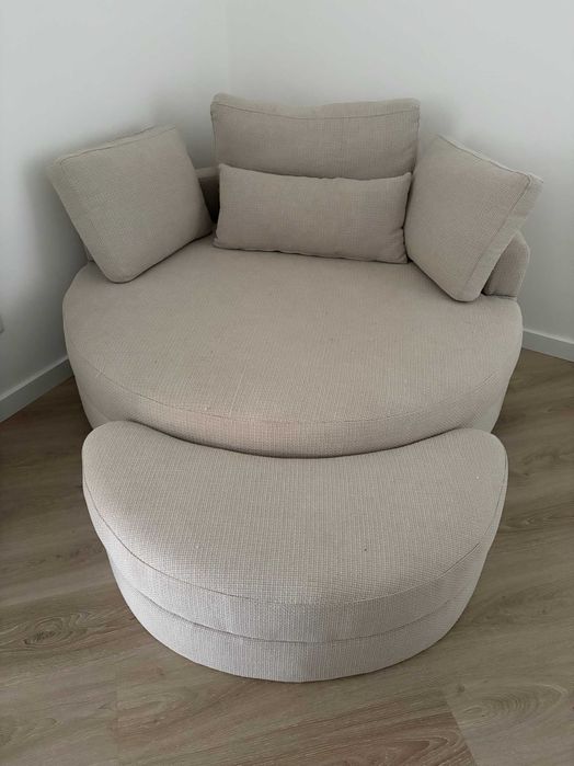 Vendo Sofá de leitura com design contemporâneo, extremamente confortável e elegante. Ideal para criar um canto de leitura ou relaxamento.