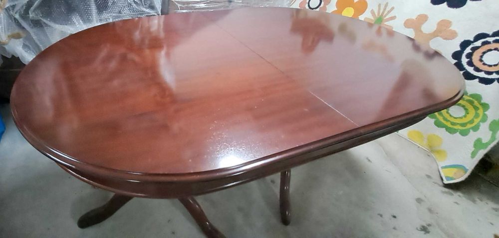 Mesa oval extensível de madeira