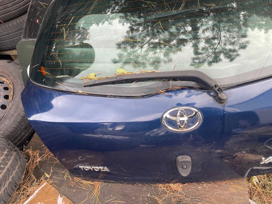 Toyota Yaris II 8P4 kompletna klapa bagażnika