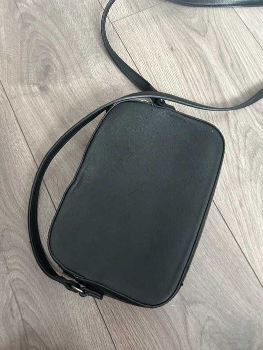 Guess czarna mała torebka listonoszka eko skóra logowana G