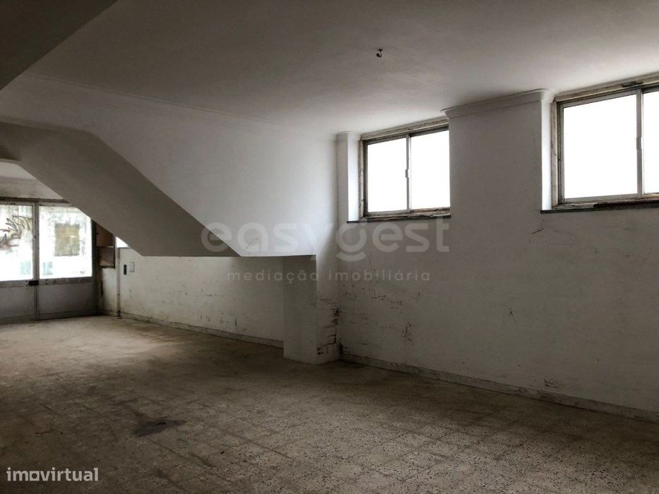 Loja com 210m² em cave com acesso direto à rua