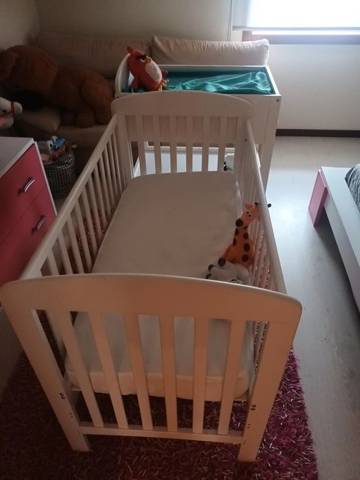 Berço de bebé com muda fraldas e  colchão.