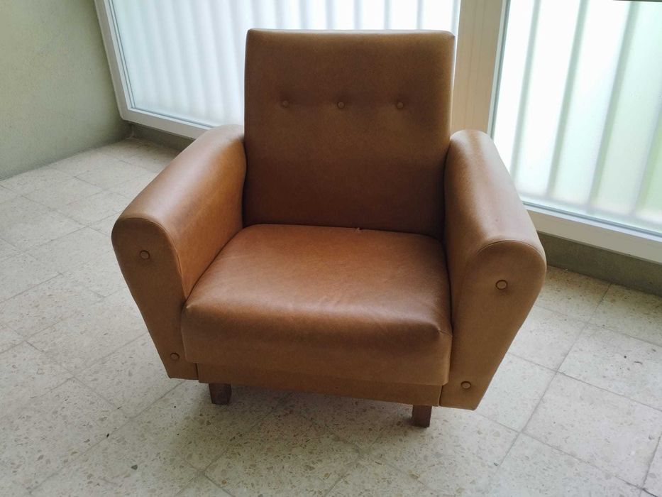 Poltronas individuais estofadas em couro sintético vintage