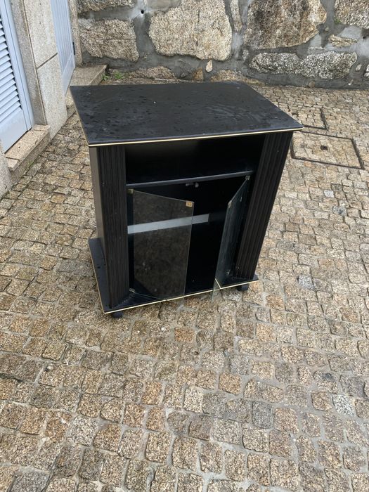 Vendo movel t v muito pratico com rodas