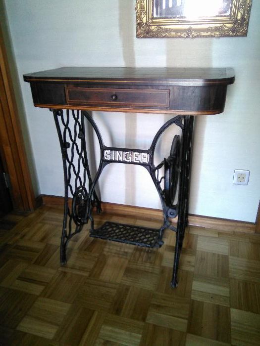 Mesa de maq Singer vintage com tampo de madeira ingles