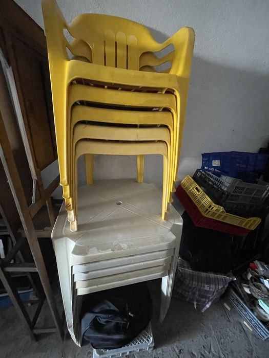 Mesas e cadeiras de jardim disponivel