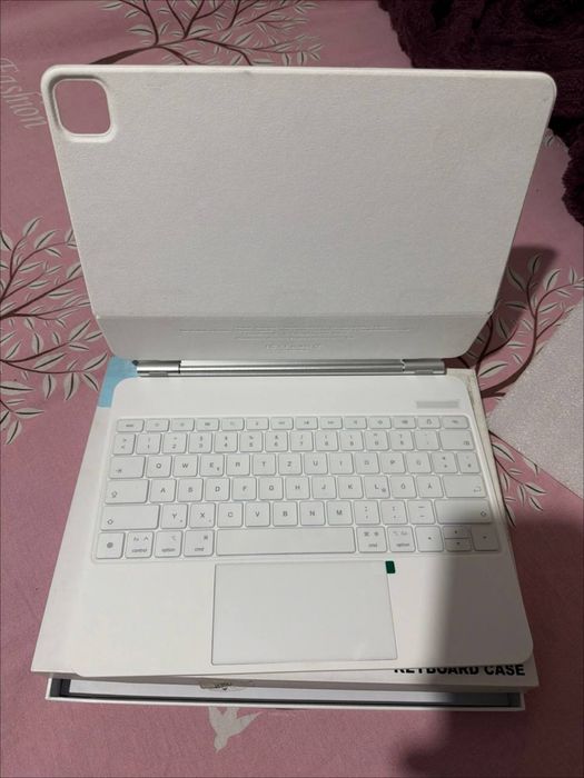 Продам беспроводной чехол-клавиатуру Bettdow для iPad Pro 13" M4 2024.