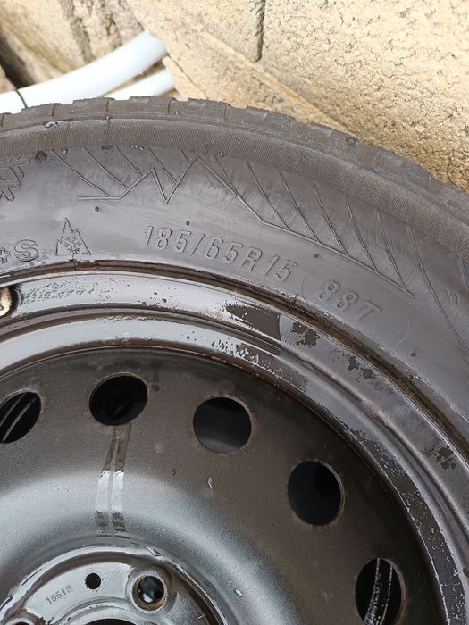 Vendo 4 pneus com jantes 185/65R15