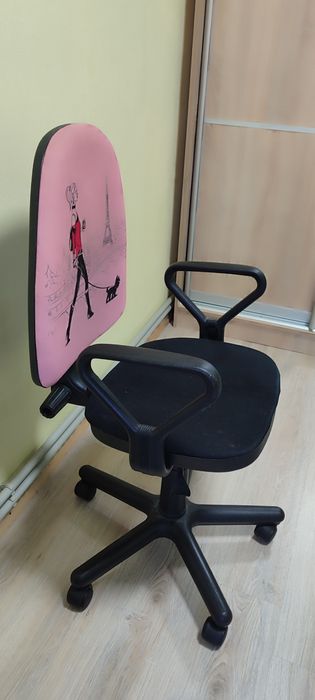 Комп'ютерне чи офісне крісло на колесах вживане