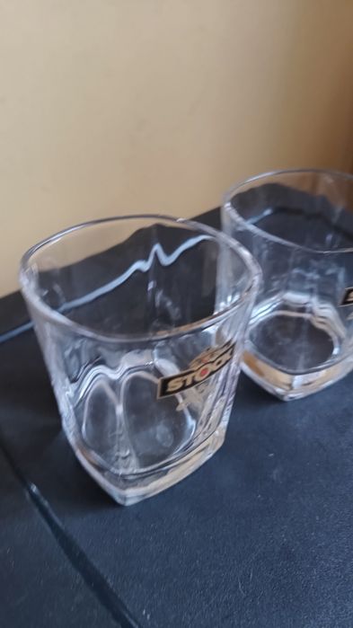 2 szklanki do whisky .