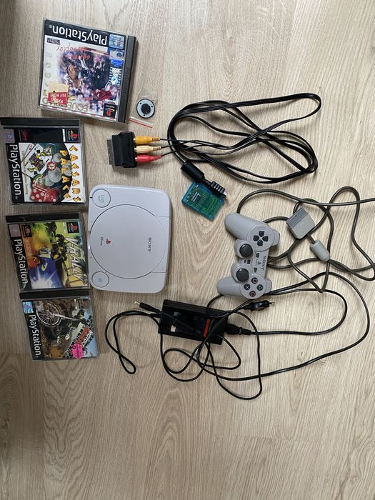 Sprzedam Ps2 Slim 102, pad Sony, karta pamięci, 4 gry, zasilacz i kabel tv