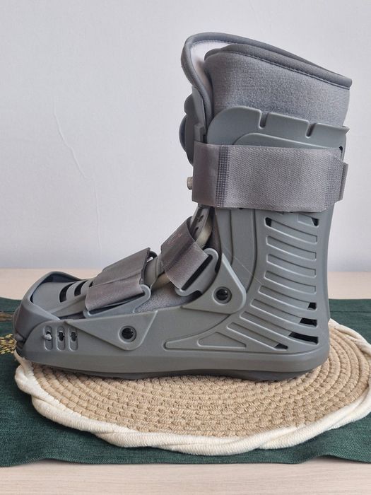 Krótka orteza stopowo-goleniowa , but ortopedyczny rozmiar M