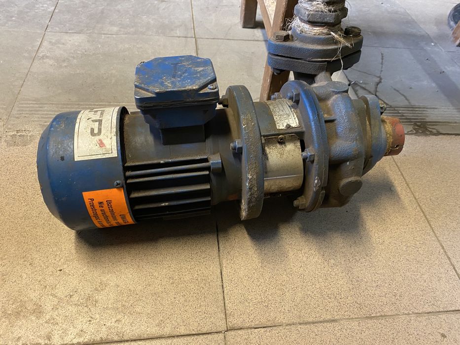 Pompa wodna z silnikiem i zaworem kulowym