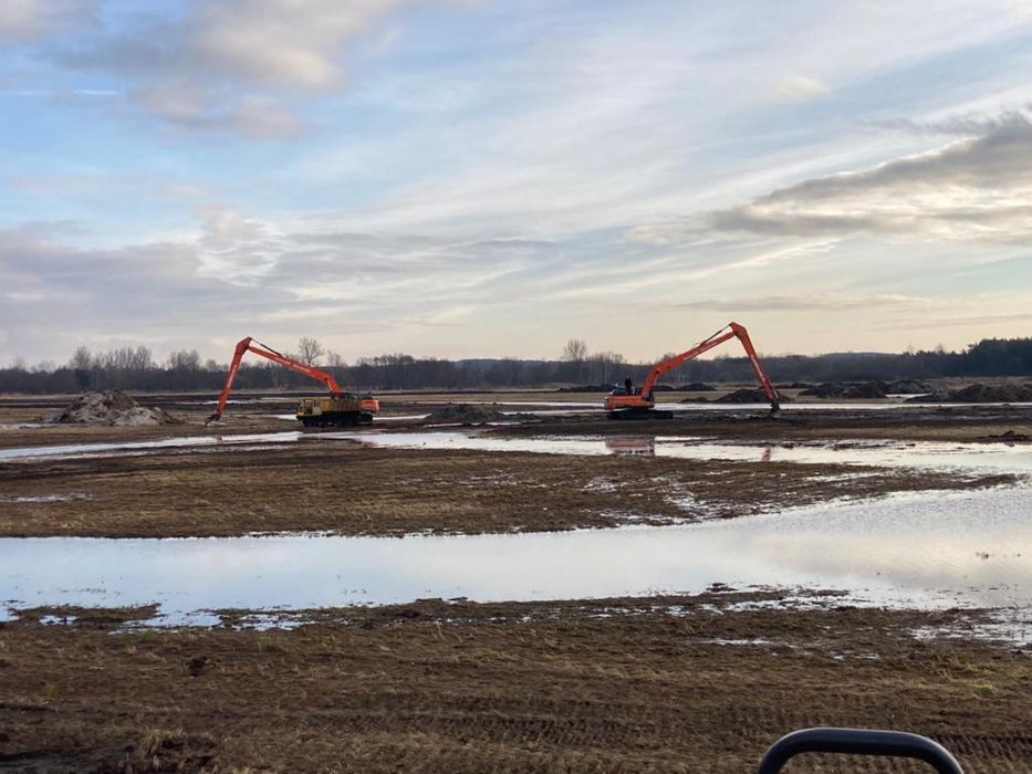 Kopanie stawu, koparka Long, długie ramie, roboty ziemne, staw, wykopy