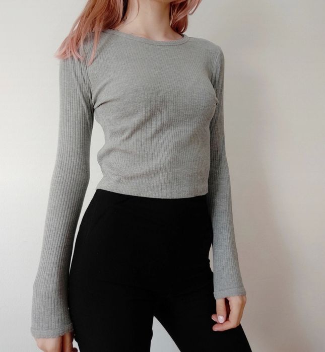 Szary sweter crop top