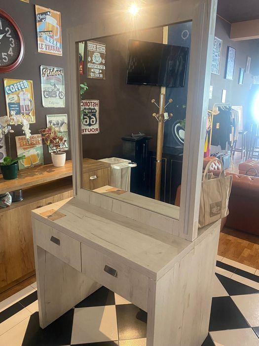 Conjunto de Móveis em Madeira CABELEREIRO