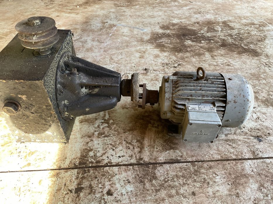 2 motores trifásicos 2cv e 1,5cv + caixa desmultiplicadora