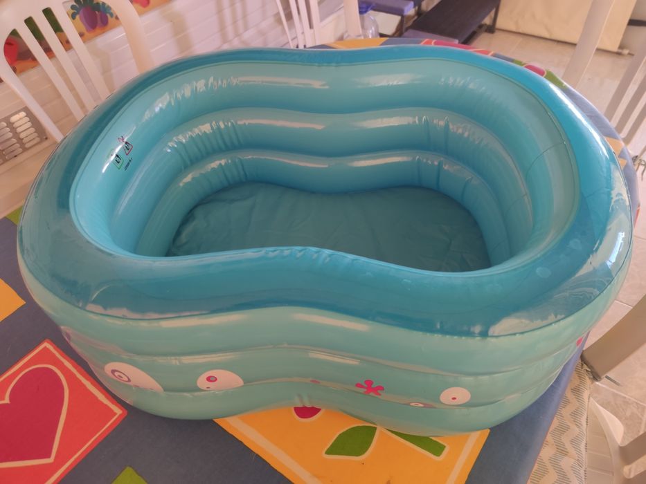 Banheira insuflável + muda fraldas insuflável