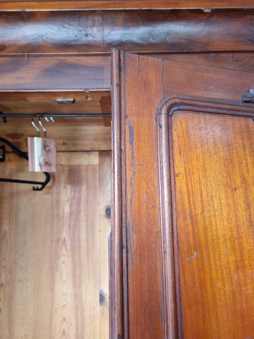 Roupeiro Centenário de Madeira Maciça