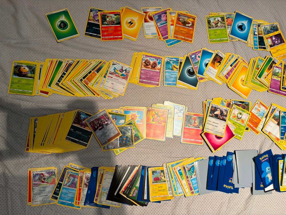 Karty pokemon (500~ kart) figurki, album, naklejki i pudełko w zestawie