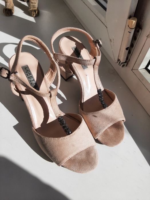 Босоножки бежевые